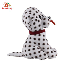 Chien en peluche tacheté noir et blanc et jouet en peluche